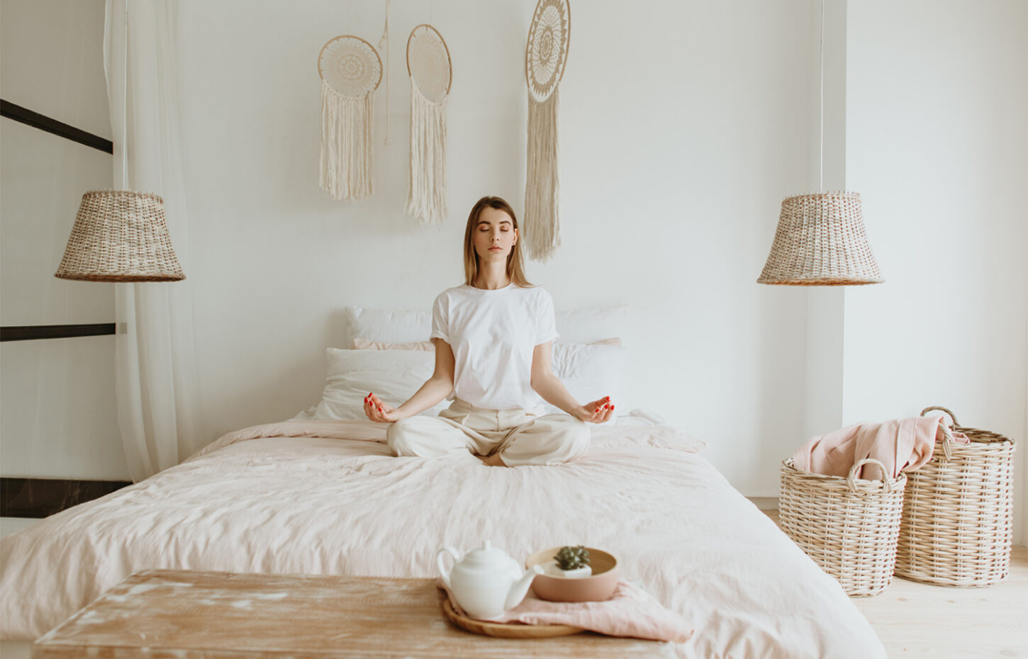 ベッドで瞑想する女性