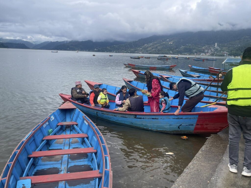 ポカラ フェワ湖 